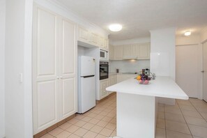 Frigorífic, microones, forn i placa de cuina 