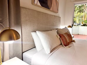 1 dormitori, escriptori, planxa i posts de planxar i wifi 