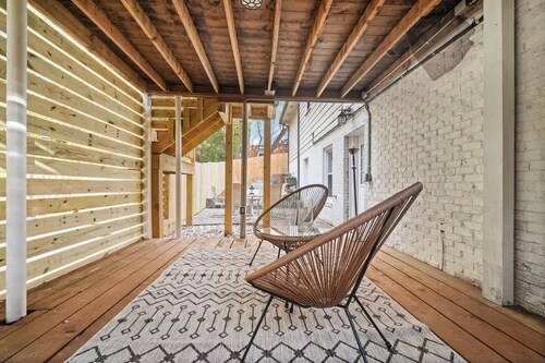 6 Min to North Hills - Private deck - In Unit Washer and Dryer