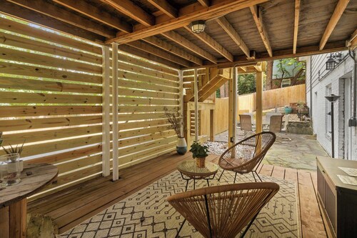 6 Min to North Hills - Private deck - In Unit Washer and Dryer