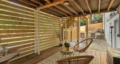 6 Min to North Hills - Private deck - In Unit Washer and Dryer