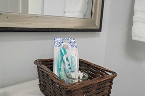 Dusche, Haartrockner, Handtücher, Shampoo