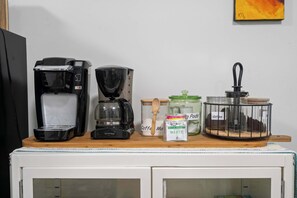 Interior - 6 Min to North Hills - Private deck - In Unit Washer and Dryer (Raleigh)