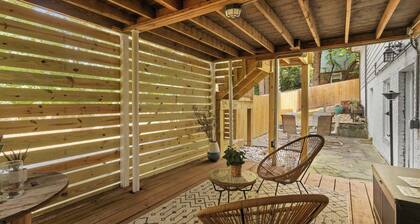 6 Min to North Hills - Private deck - In Unit Washer and Dryer