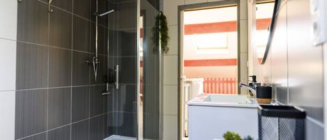 Douche, sèche-cheveux, serviettes fournies, savon