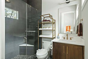 Douche, séchoir à cheveux, serviettes fournies, shampooing