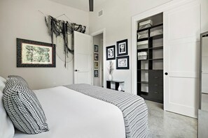 2 bedrooms, desk, iron/ironing board, WiFi