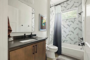 Shower, hair dryer, towels, shampoo - Stylish East Austin Home | 2BR | BBQ | Near DT ATX (Austin)