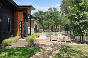 Terrace/patio - Stylish East Austin Home | 2BR | BBQ | Near DT ATX (Austin)