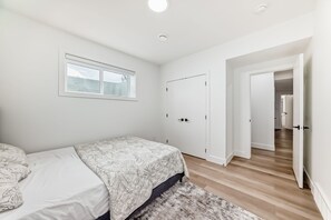 2 bedrooms, WiFi, bed sheets -  2-Bed, w/ In-Unit Washer & Dryer, Cozy Living,1-2 Min Drive to Anthony Henday! (Edmonton)