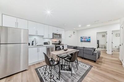  2-Bed, w/ In-Unit Washer & Dryer, Cozy Living,1-2 Min Drive to Anthony Henday!