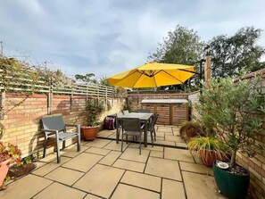 Outdoor dining - Victorian Home with Courtyard, Off-Site Parking (Cambridgeshire)