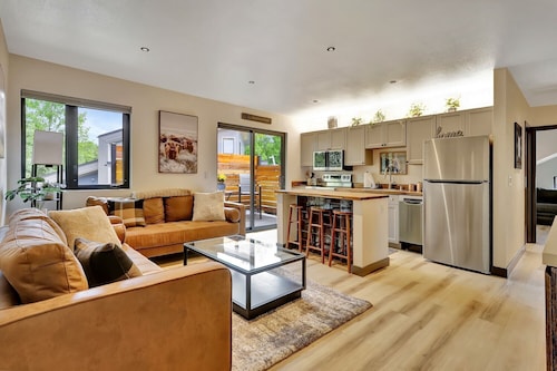 Home Away From Home: 2-bedroom apartment in superb Anchorage with WiFi