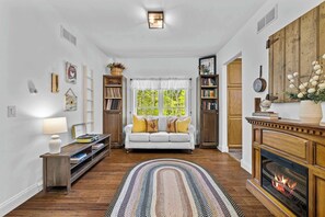 Una televisión, una chimenea, libros