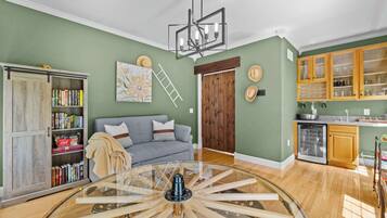 Télévision, cheminée, baby-foot