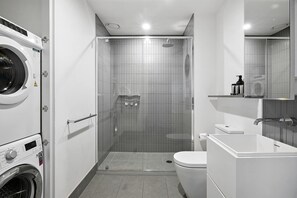 Ducha, secador de pelo y toallas