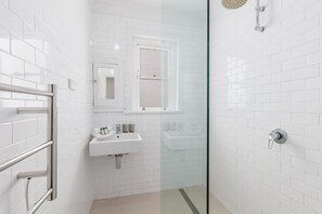 Dusch, hårtork och handdukar