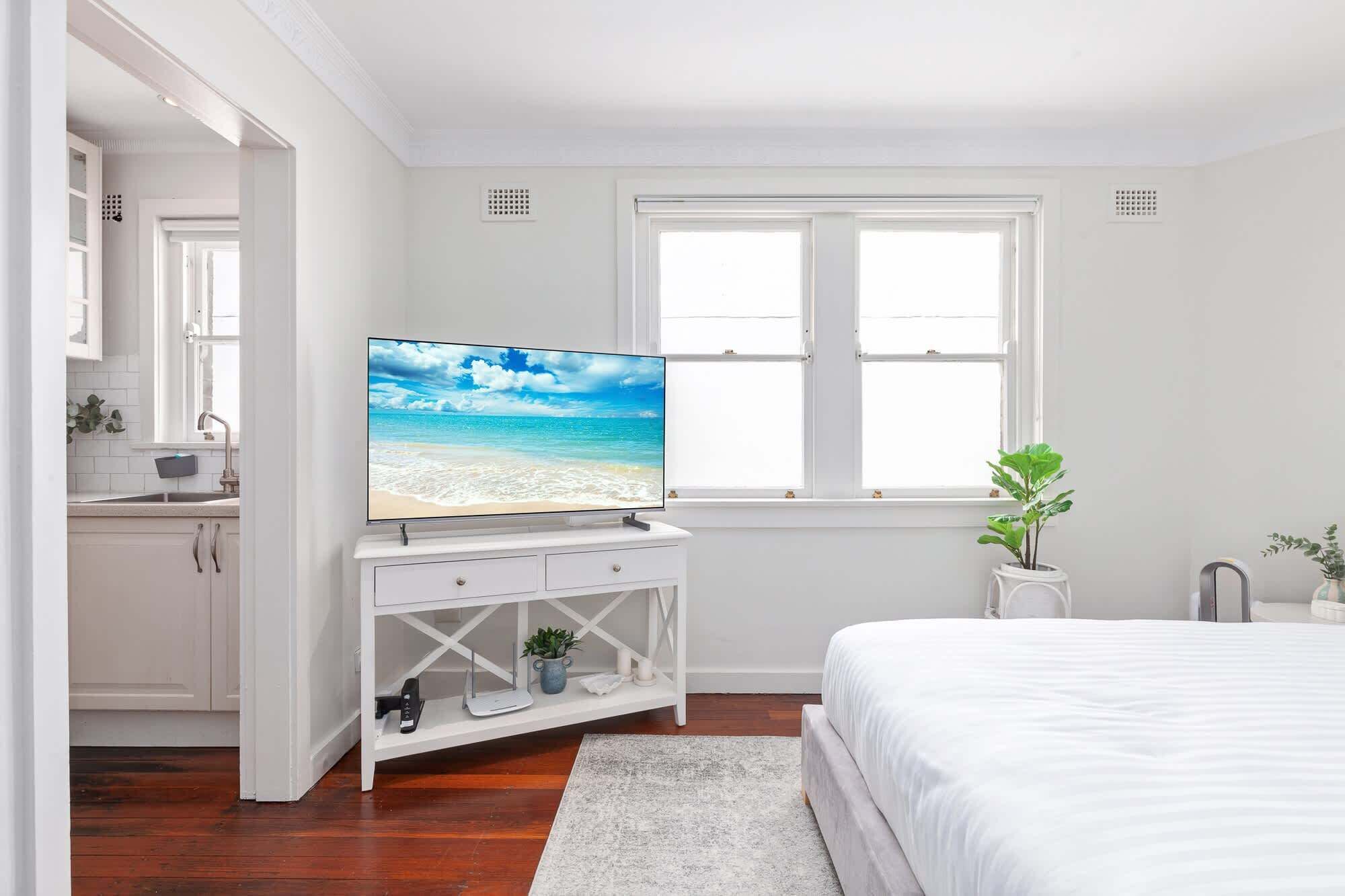 Tabla de planchar con plancha, wifi y ropa de cama 