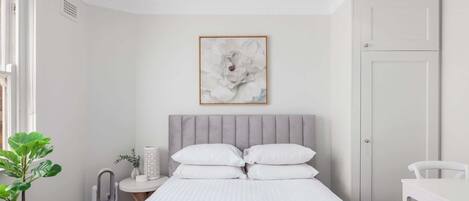 Iron/ironing board, WiFi, bed sheets