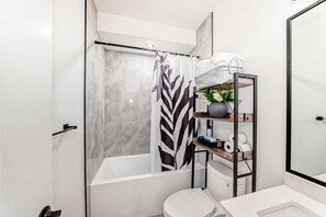 ヘアドライヤー、タオル、石鹸、トイレットペーパー