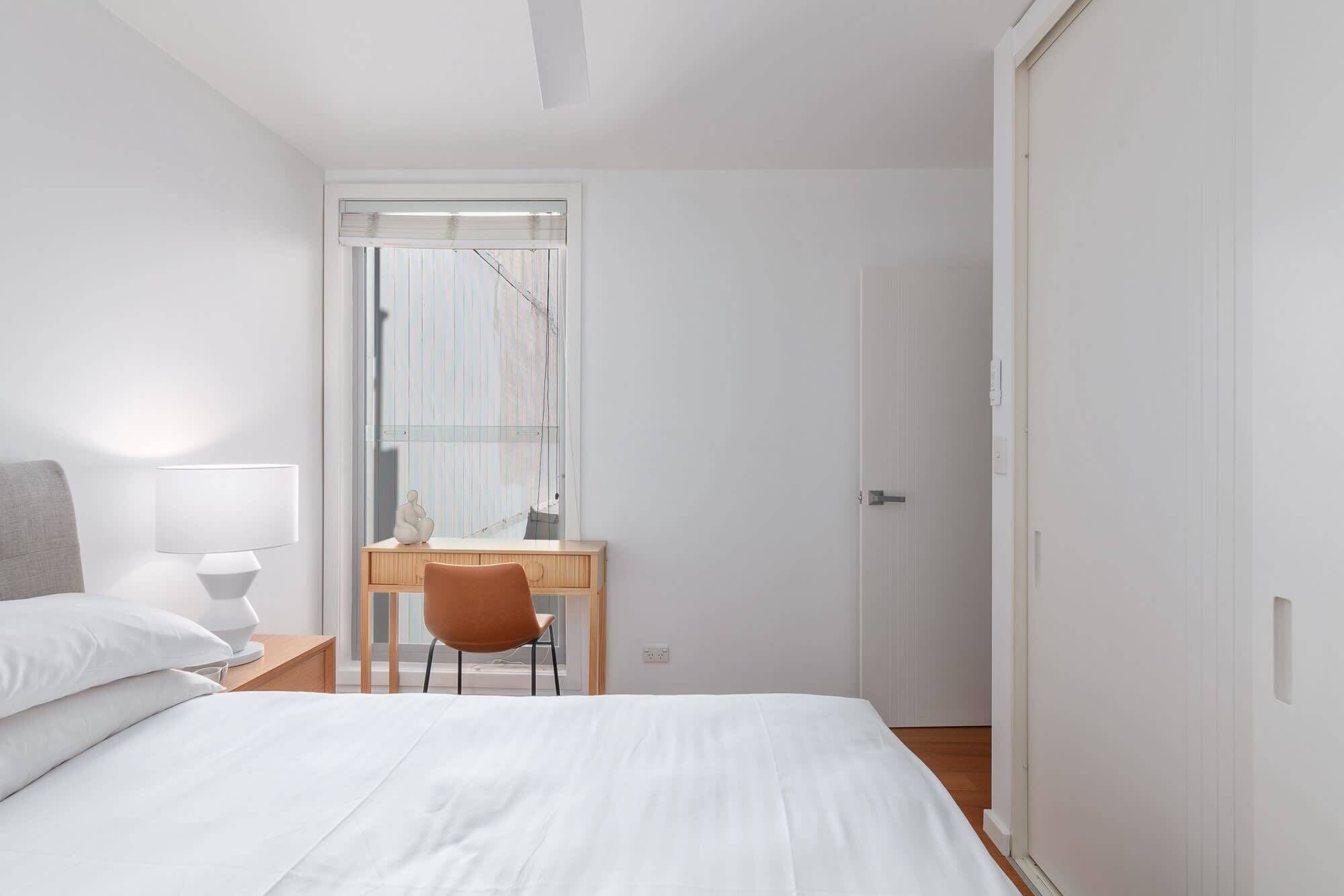 Bright 2-bed Apartment With Balcony & Garage - Burwood