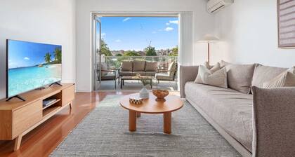 Bright 2-Bed Apartment with Balcony & Garage