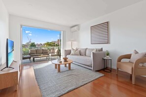 Una televisión, una oficina