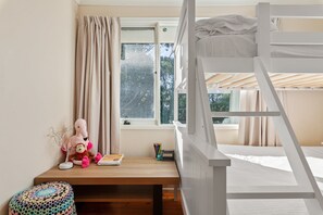 3 slaapkamers, een strijkplank/strijkijzer, wifi, beddengoed