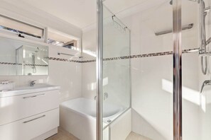 Regadera, secadora de cabello, toallas, shampoo 