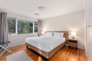 3 habitaciones, tabla de planchar con plancha, wifi y ropa de cama 