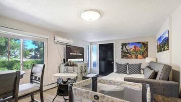 1 多间卧室、办公桌、熨斗/熨衣板、旅行婴儿床