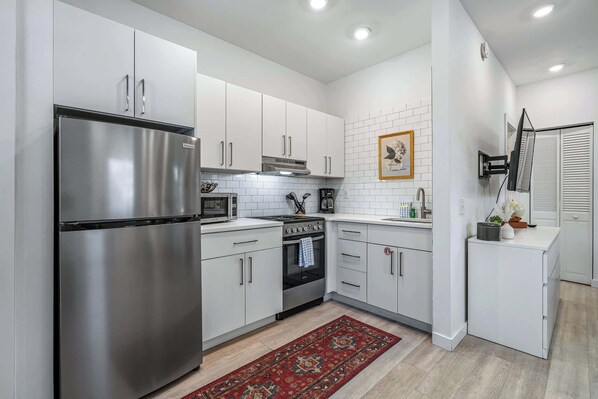 Private kitchen - Courtyard Cottage- 15 Min Walk to Downtown! (St. Augustine)