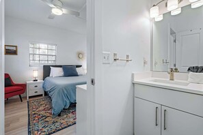 1 bedroom, iron/ironing board, travel crib, WiFi - Courtyard Cottage- 15 Min Walk to Downtown! (St. Augustine)