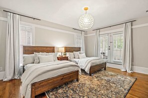 6 bedrooms, desk, iron/ironing board, travel cot