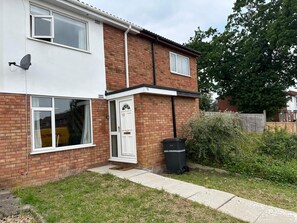 A two-story residential building with a white facade and a brick extension. - Beautiful home near to Musgrove Park Hospital (Taunton)