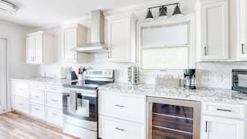 Fridge, microwave, stovetop, dishwasher