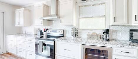 Een koelkast, een microgolfoven, een kookplaat, een vaatwasser