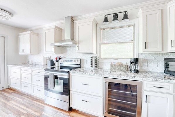 Fridge, microwave, stovetop, dishwasher