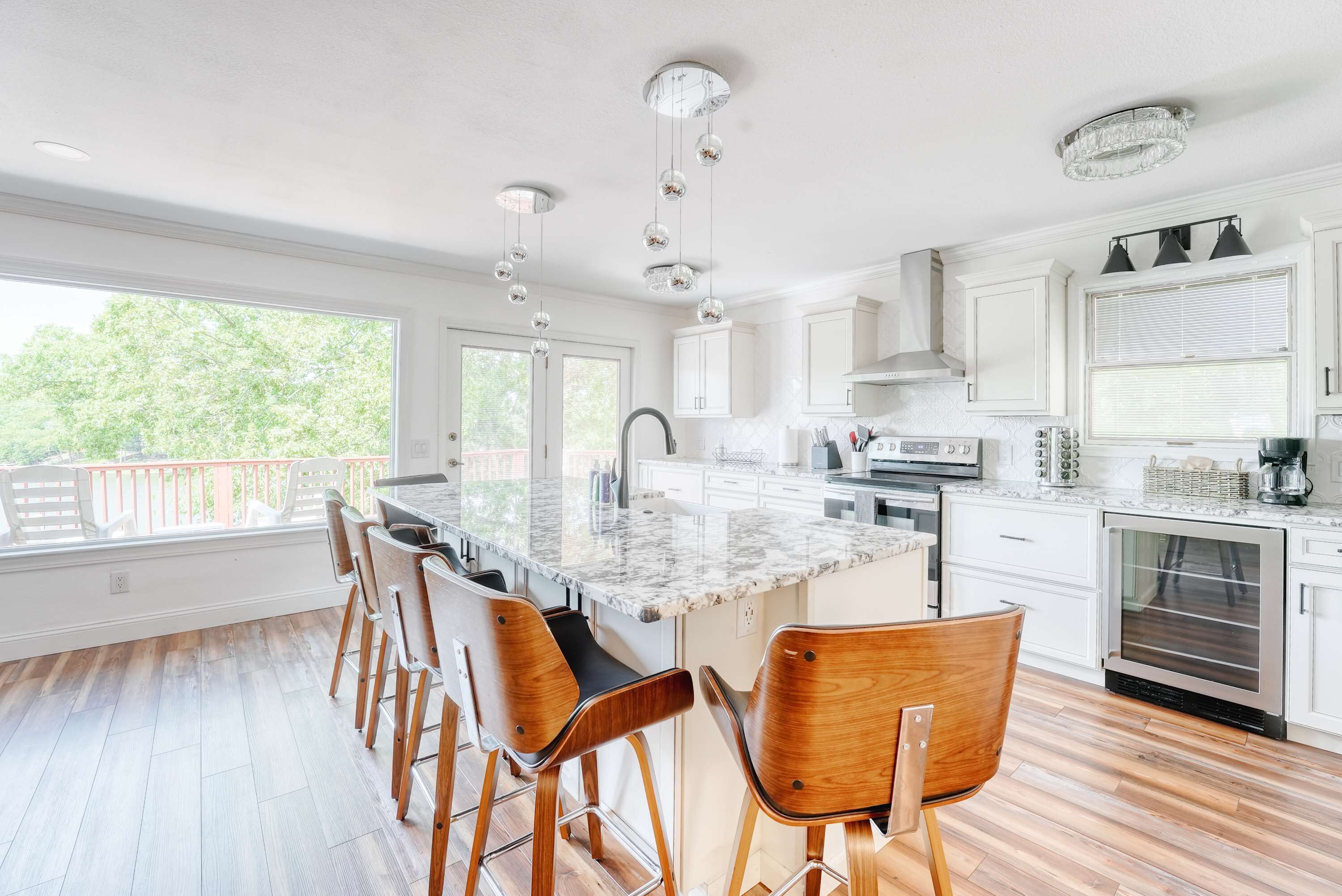 Kylskåp, mikrovågsugn, spishäll och diskmaskin