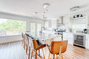 Een koelkast, een microgolfoven, een kookplaat, een vaatwasser