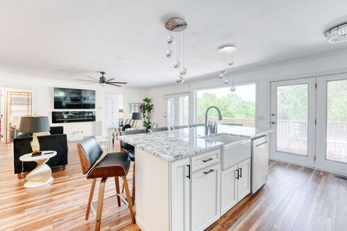 Spacious Bella Vista Lake House: Dock, Kayaks, Game Room