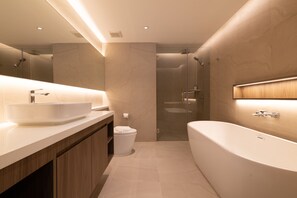 Douche, sèche-cheveux, bidet, serviettes fournies