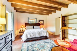 5 bedrooms, iron/ironing board, Internet, bed sheets