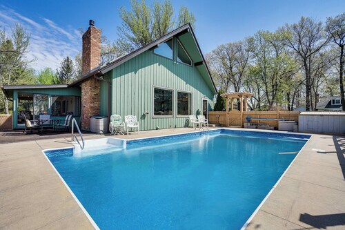 'Love Lake Retreat’ w/ Hot Tub in New Richmond!