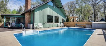 'Love Lake Retreat’ w/ Hot Tub in New Richmond!