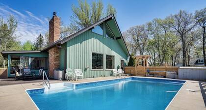 'Love Lake Retreat’ w/ Hot Tub in New Richmond!