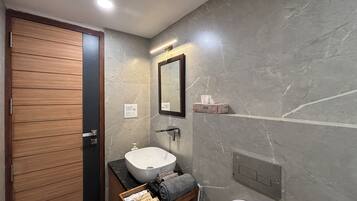 Studio, Stadtblick | Badezimmer | Dusche, kostenlose Toilettenartikel, Hausschuhe, Bidet