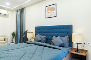 Studio, byutsikt | Safe på rommet, skrivebord og skrivebord for bærbar PC