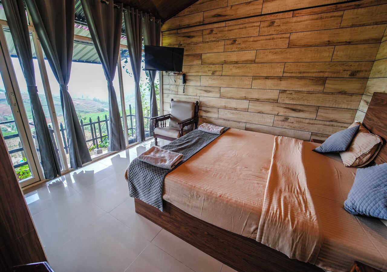 Glass House | Soundproofing, free WiFi