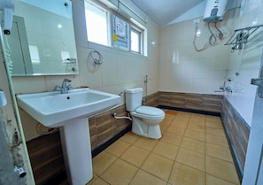 Deluxe room with balcony | Bathroom | Shower, hair dryer, towels, soap